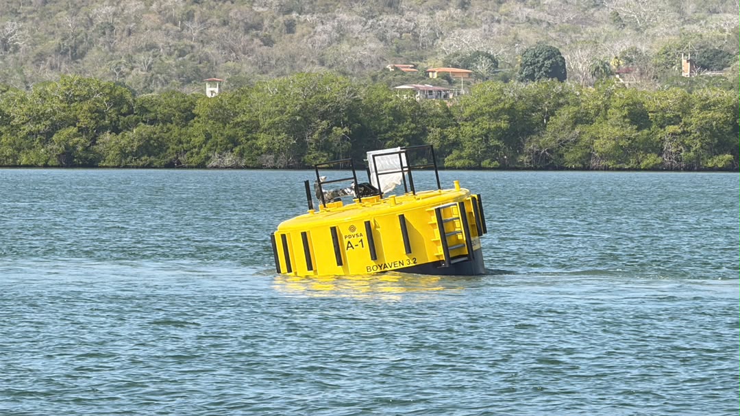 Boya de amarre flotando en el agua