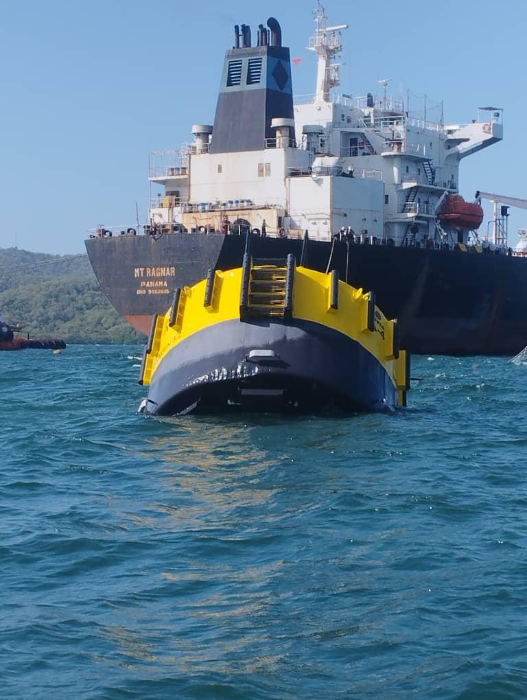 Boya de amarre en el mar con un buque tanque al fondo