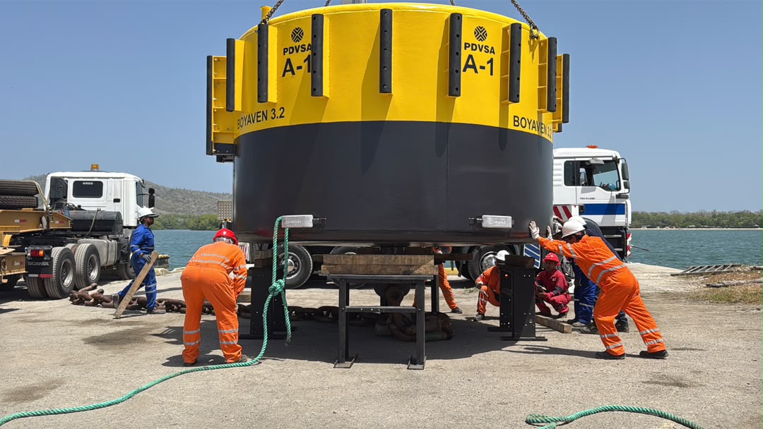Cuadrilla preparando la boya de amarre en tierra