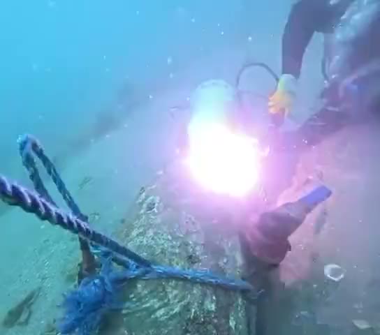 Vídeo: buzo trabajando en la línea submarina