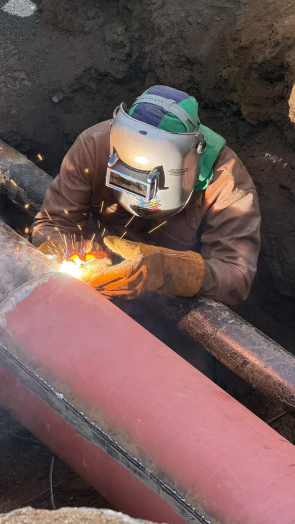 Soldador trabajando sobre una tubería